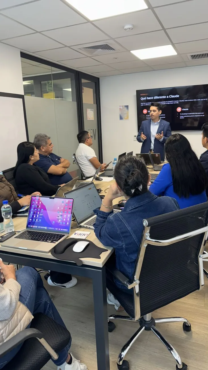 Kevin De la Zota explicando durante un taller de IA